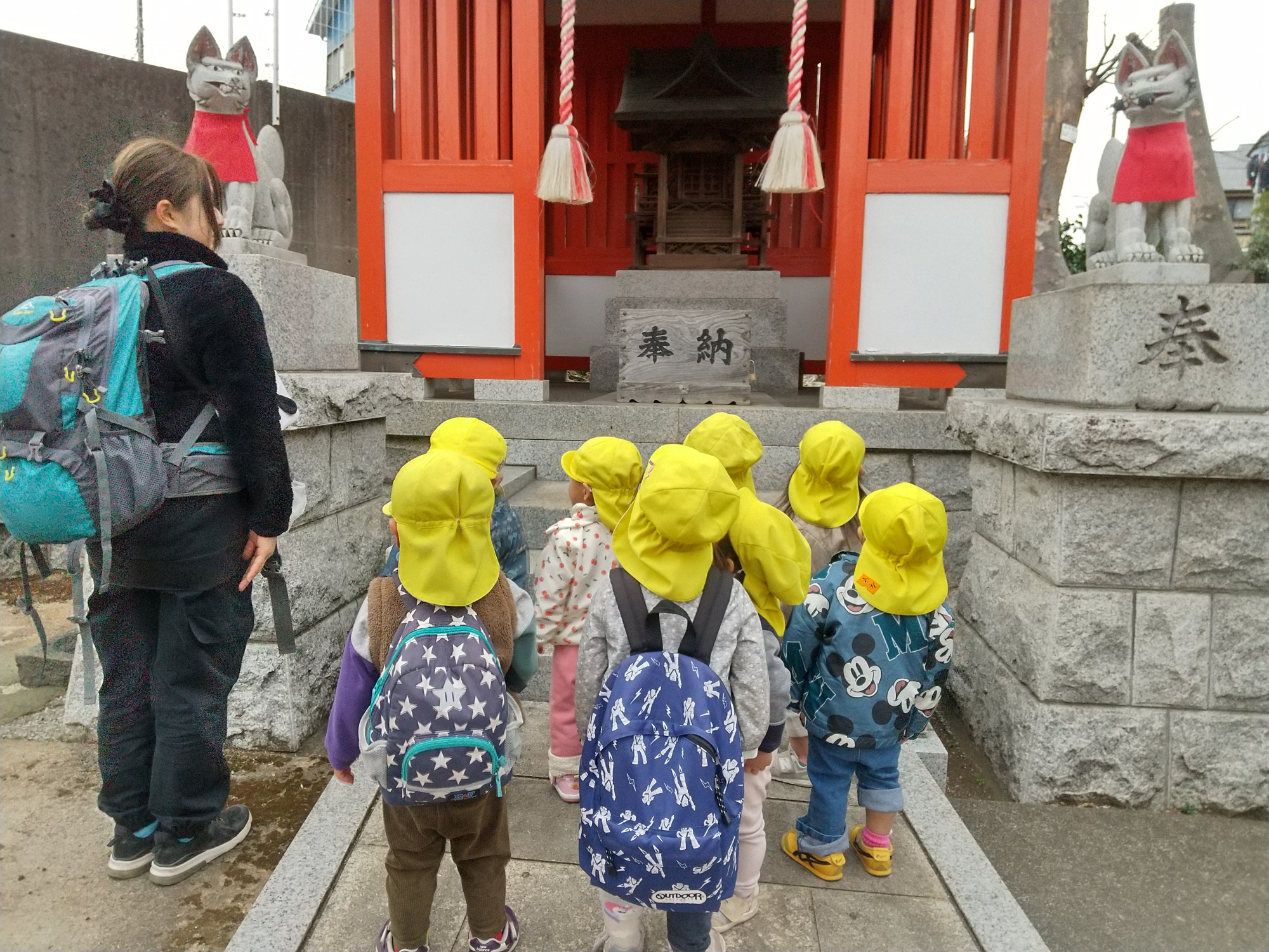 参拝する子どもたち