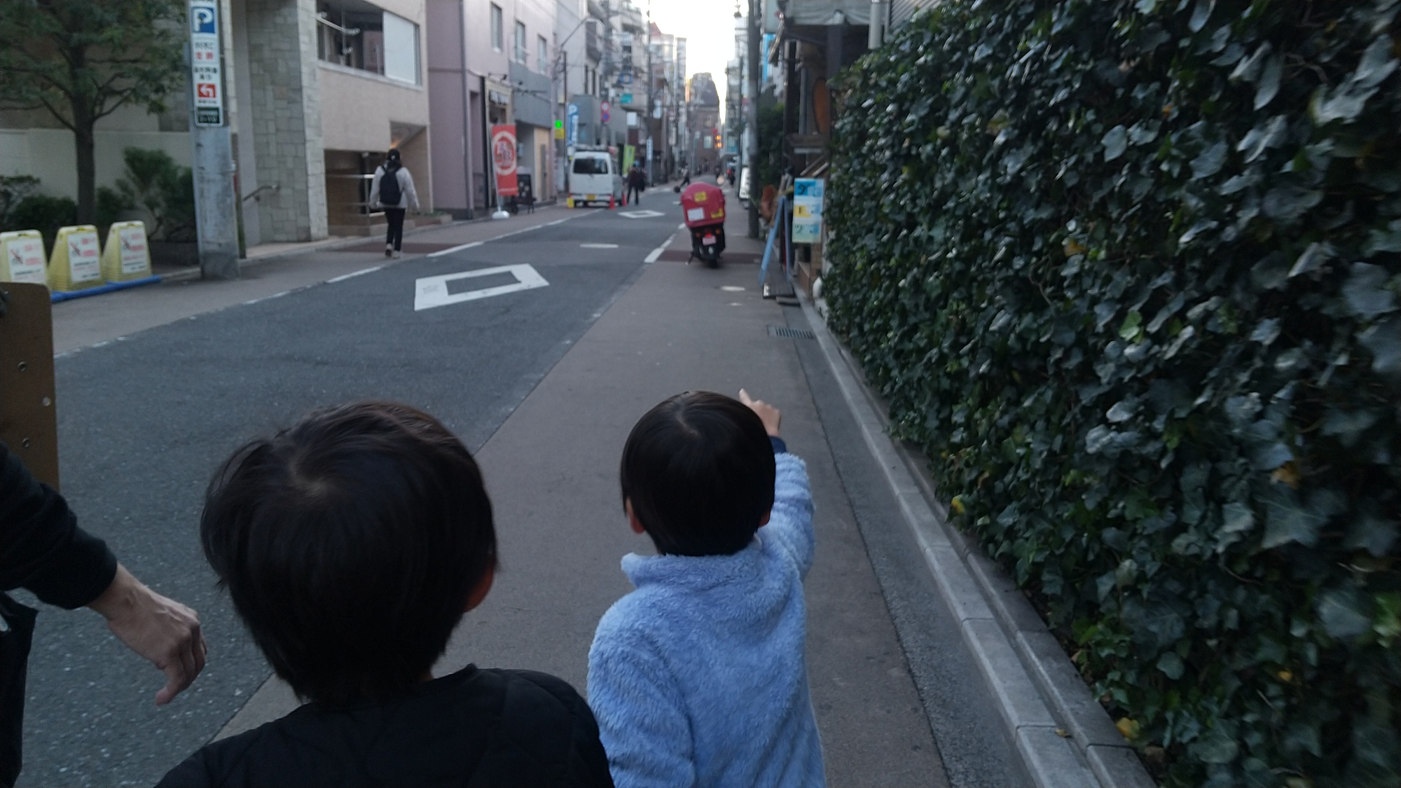 街を歩く子ども