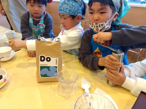 ミルで豆を挽く様子