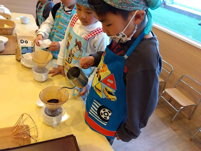 コーヒーを淹れる子ども