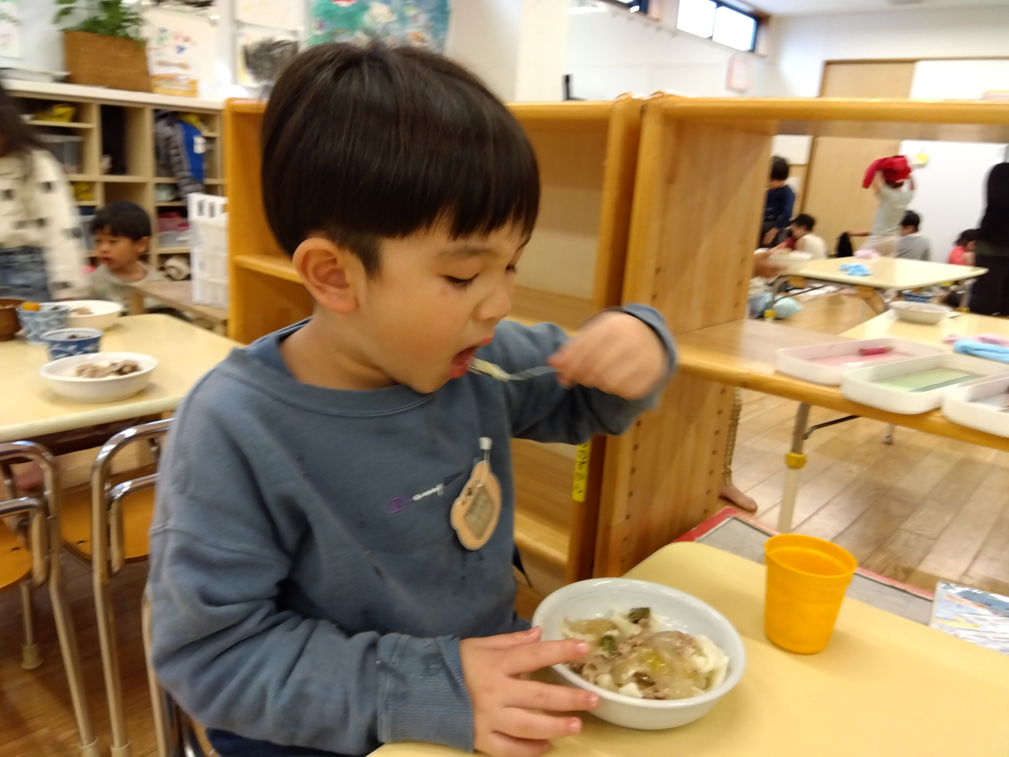 うどんを食べる様子