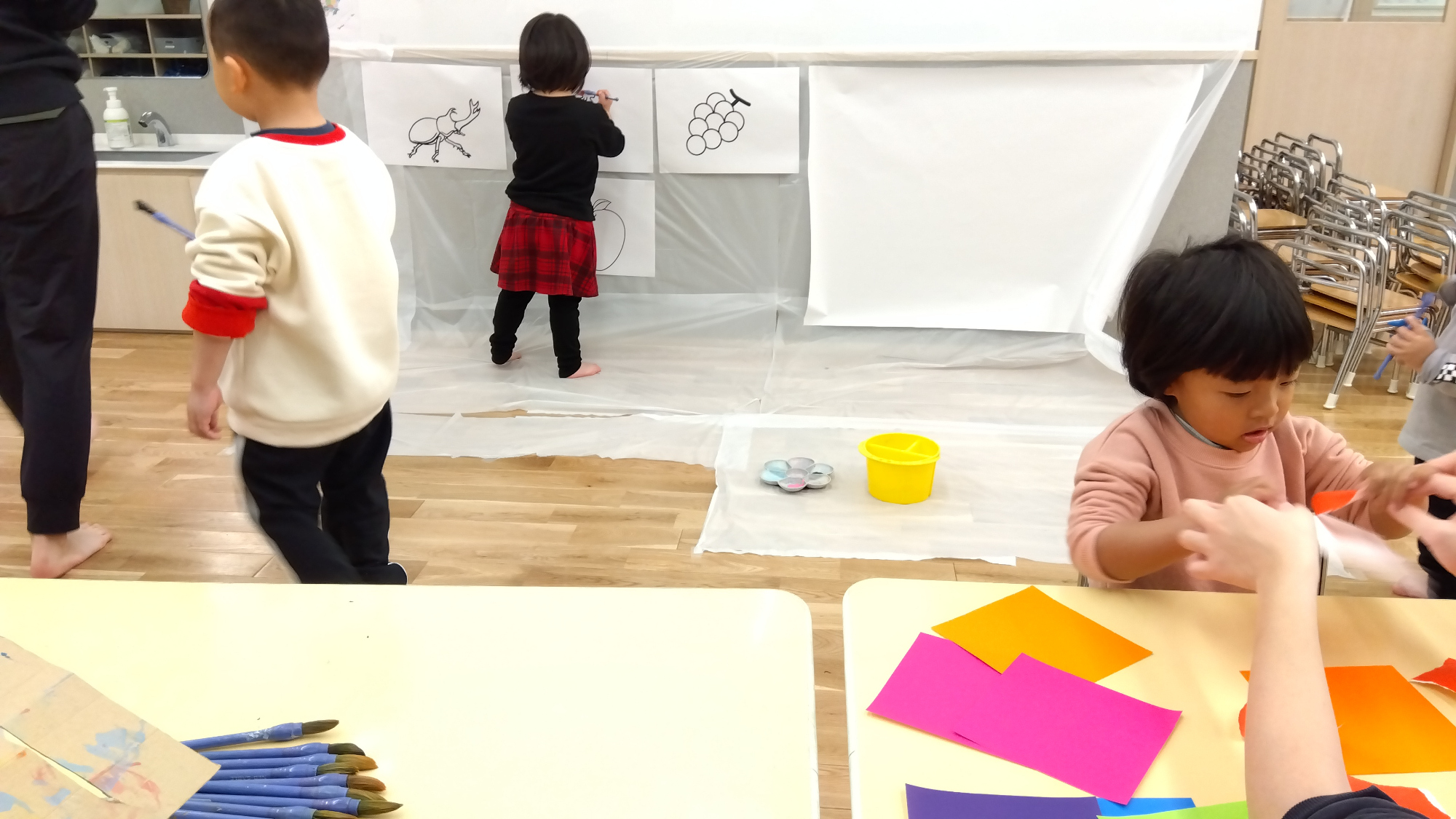 模造紙や折り紙、筆