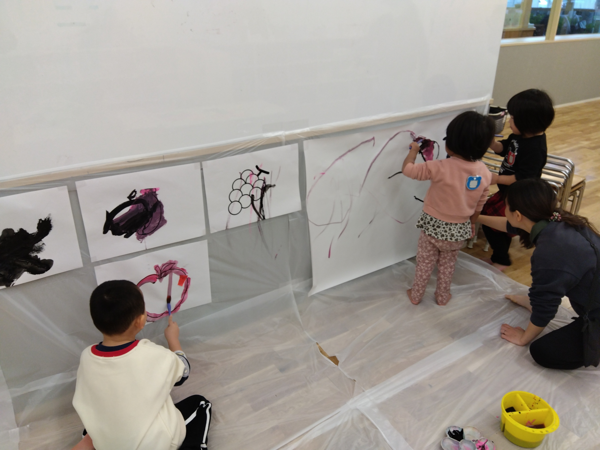 模造紙にそれぞれ色を塗っていく様子