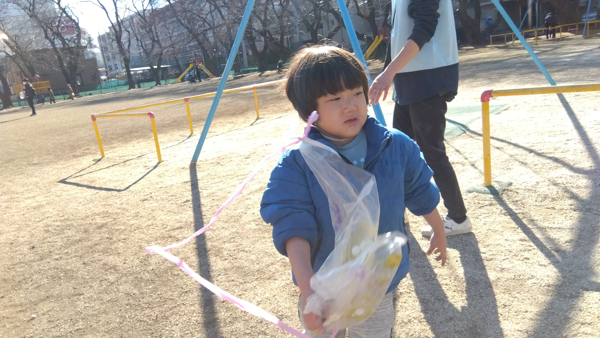 凧を持った子ども