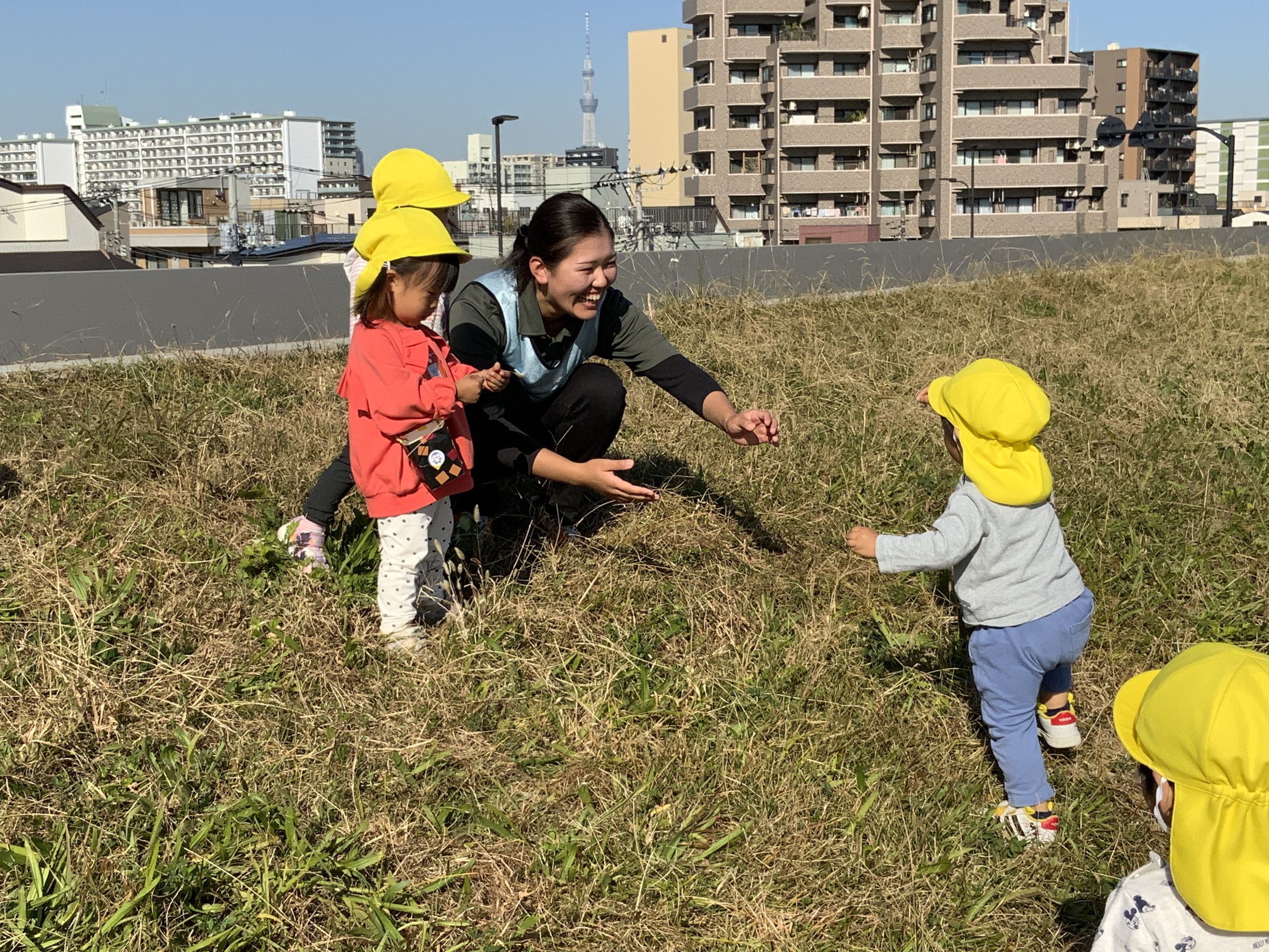 佐々木さんの周りに子どもが自然に集まってくる