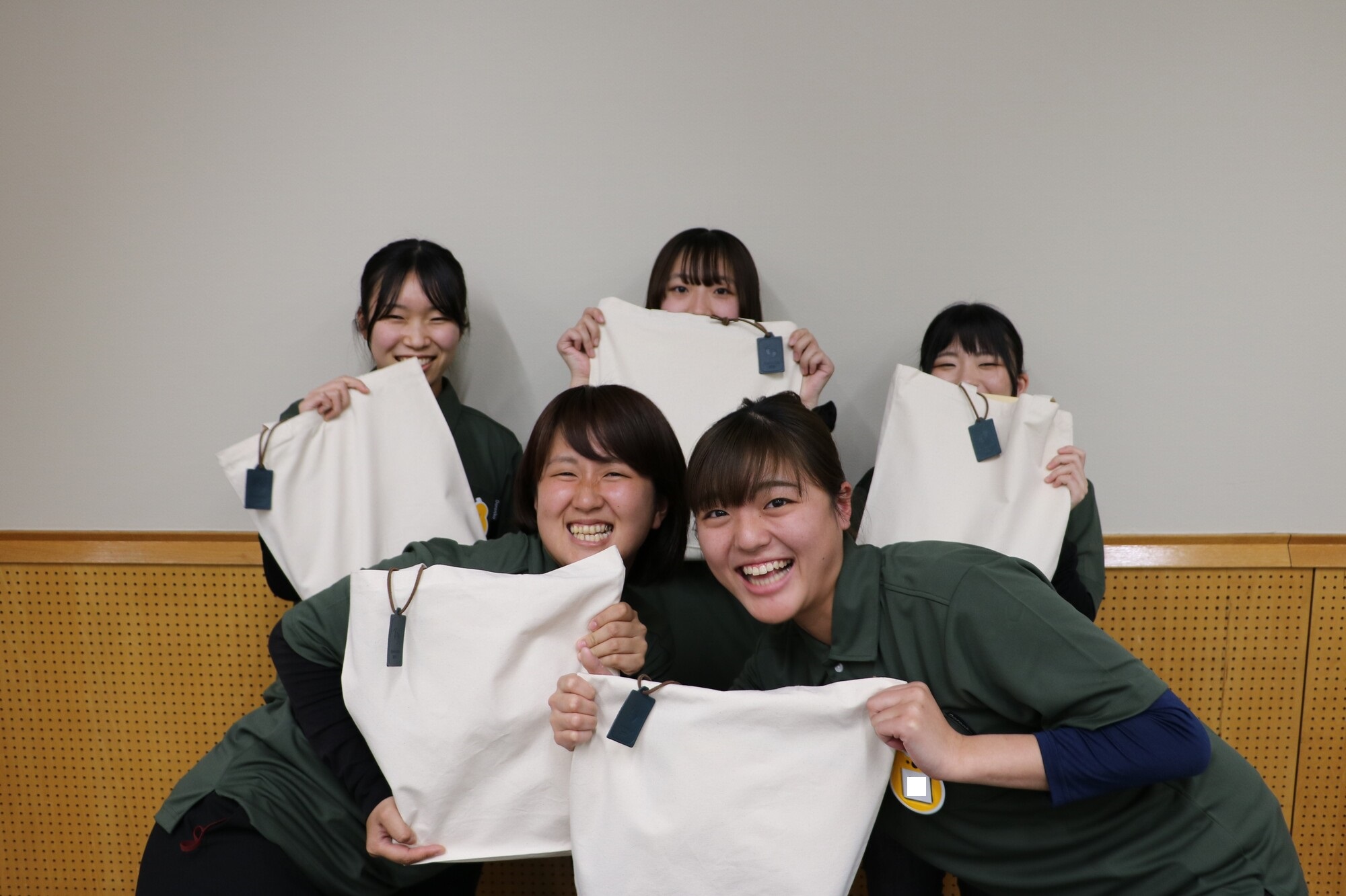 就労支援つむぎ 武蔵野ルームの利用者とスタッフが一つひとつ手作りしたトートバッグもプレゼント