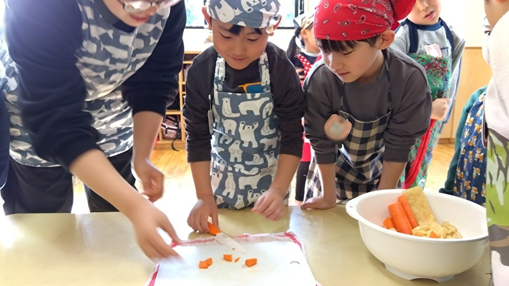 にんじんを切る子ども