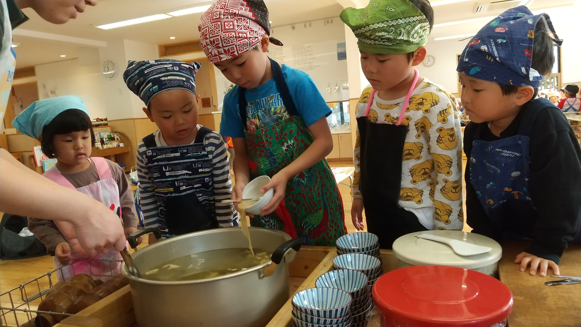 鍋に溶いたみそを入れる様子