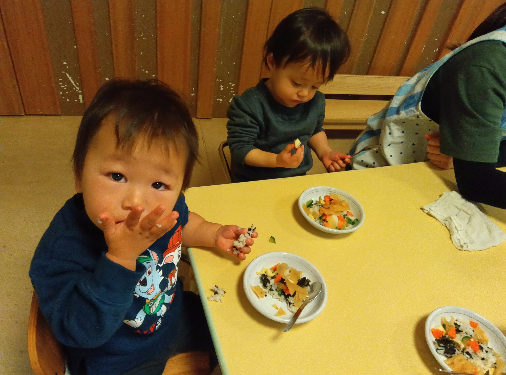 恵方巻を食べる子どもたち