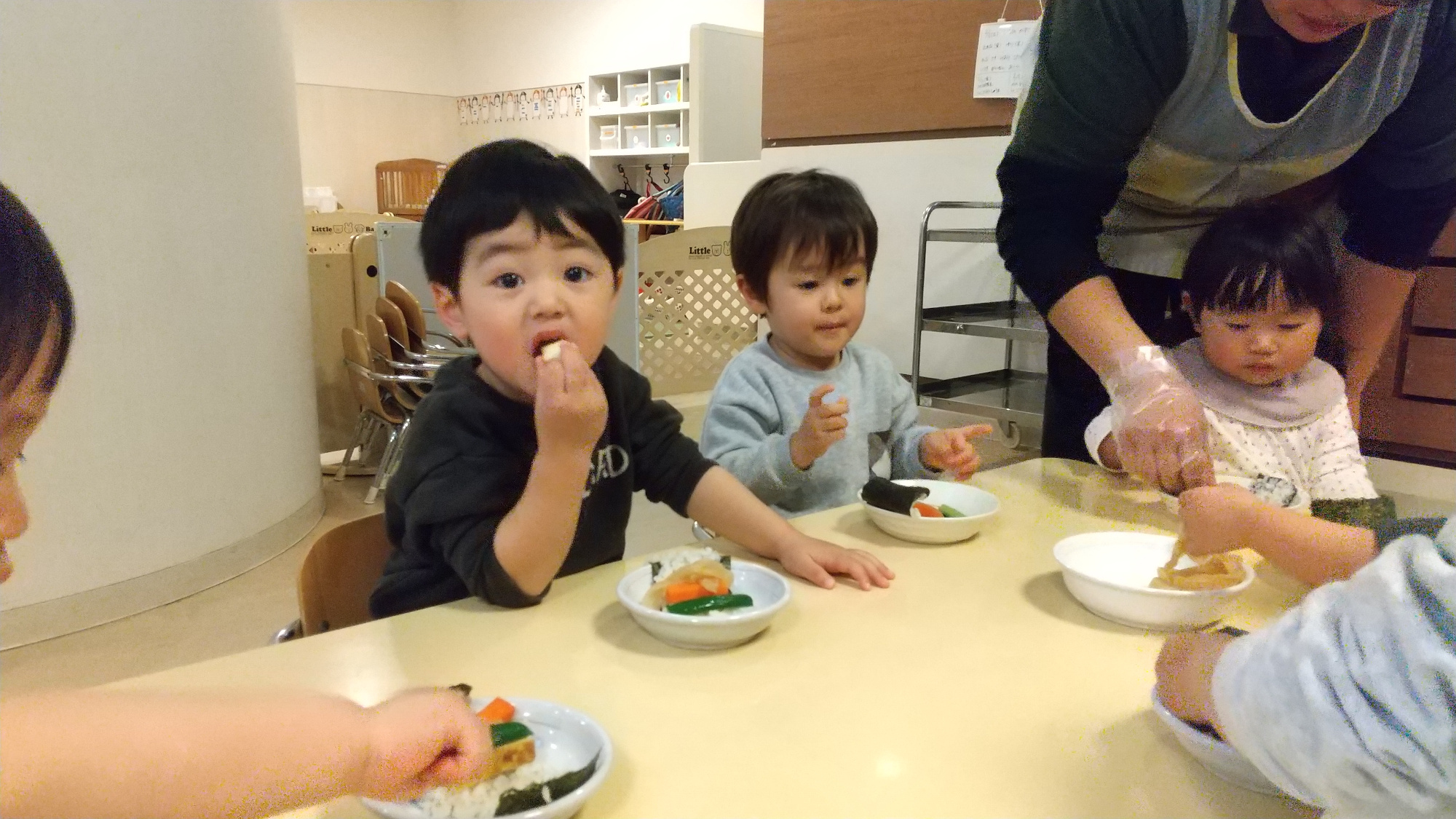 恵方巻を実際に巻いて食べる子どもたち