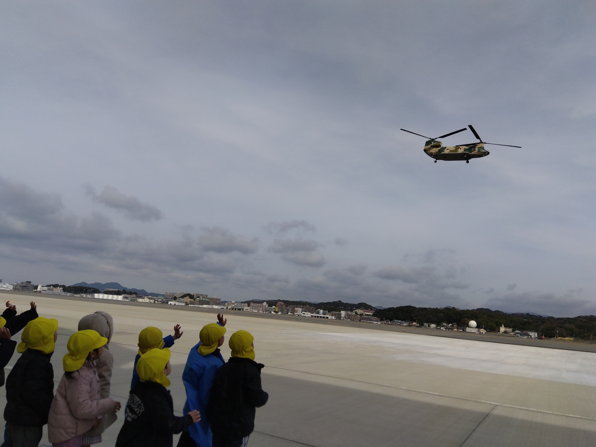 飛び立つヘリコプター