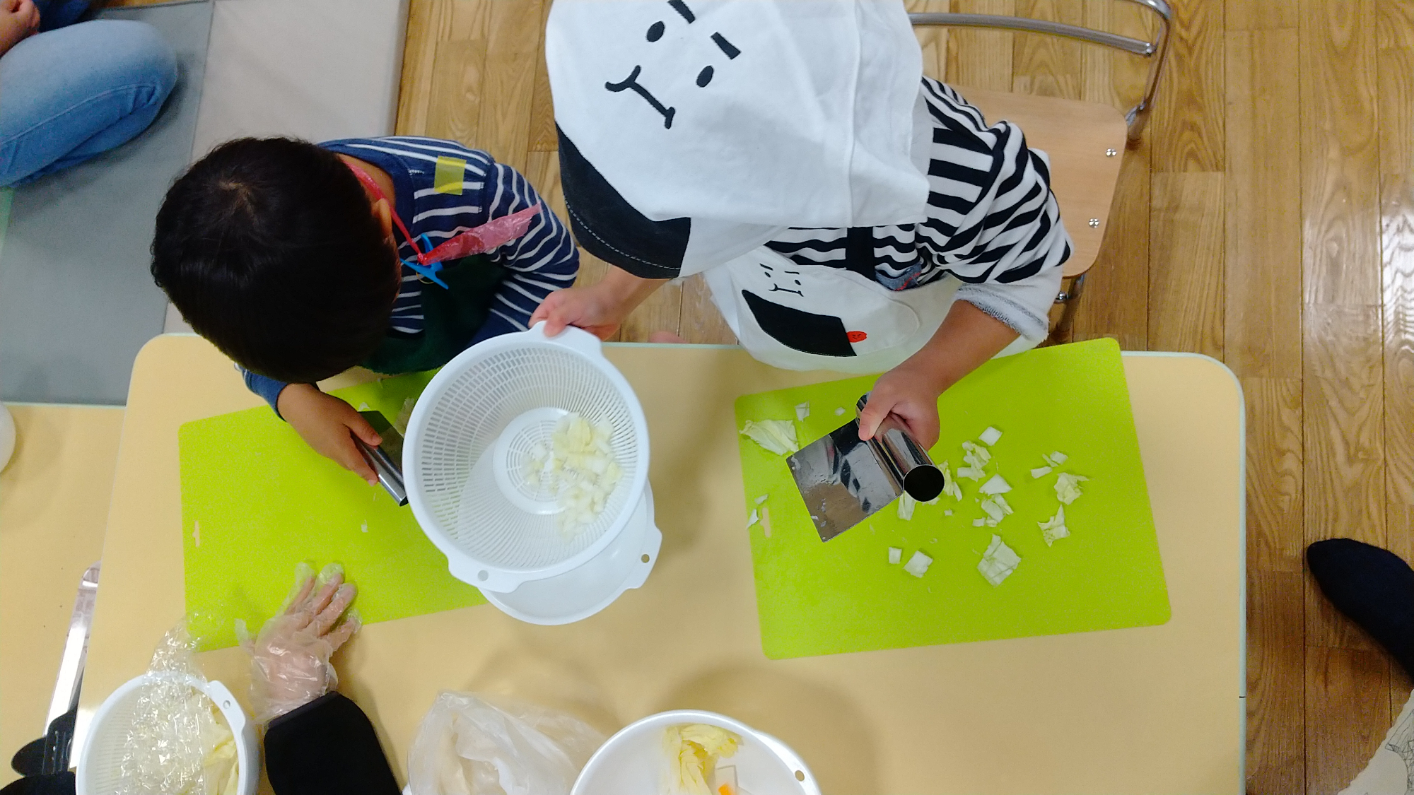 白菜を切る子どもたち