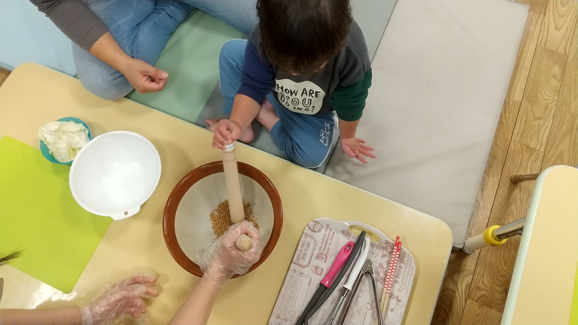 すり鉢で胡麻を擂る子ども