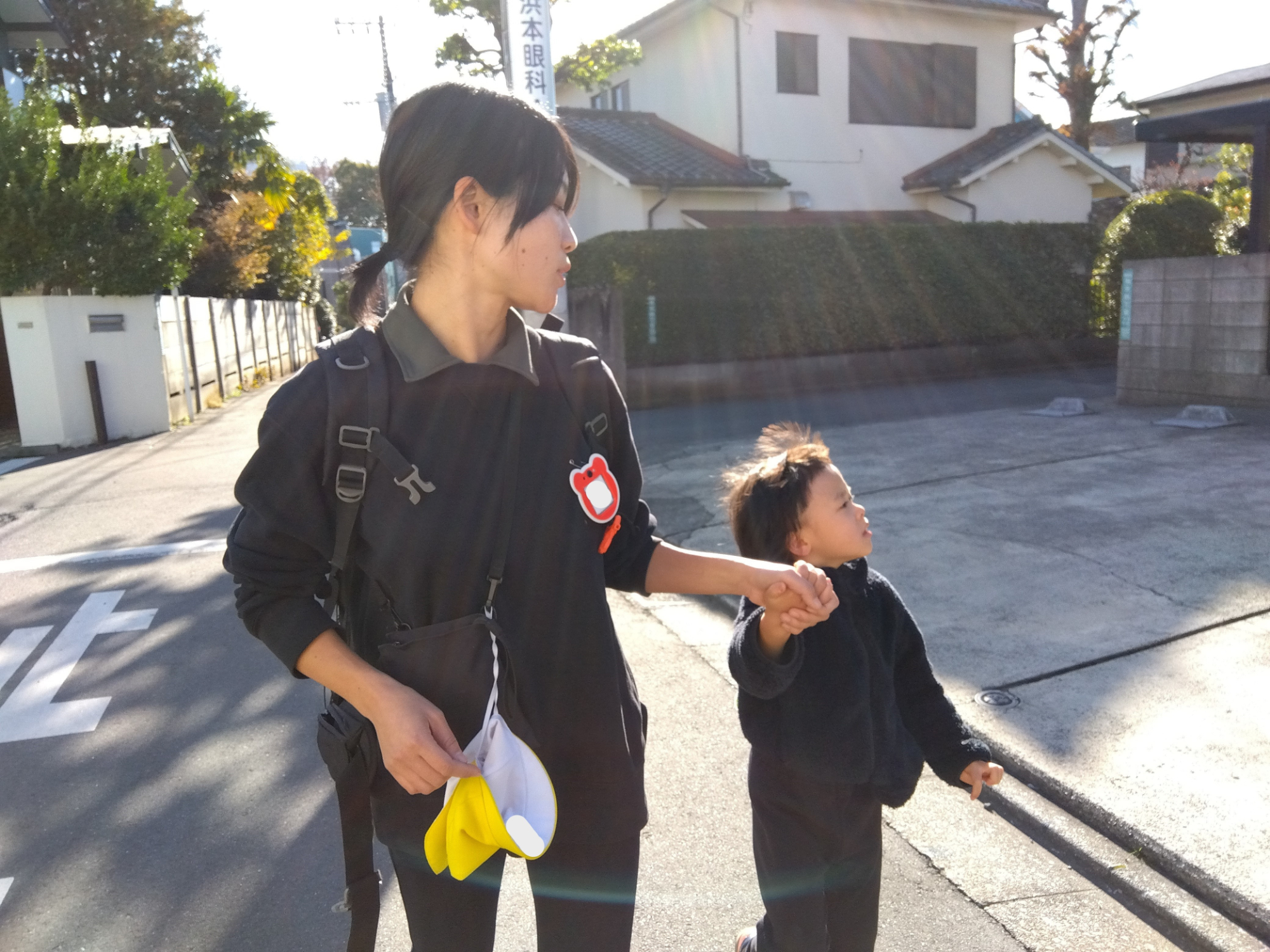 手をつないで散歩するスタッフと子ども