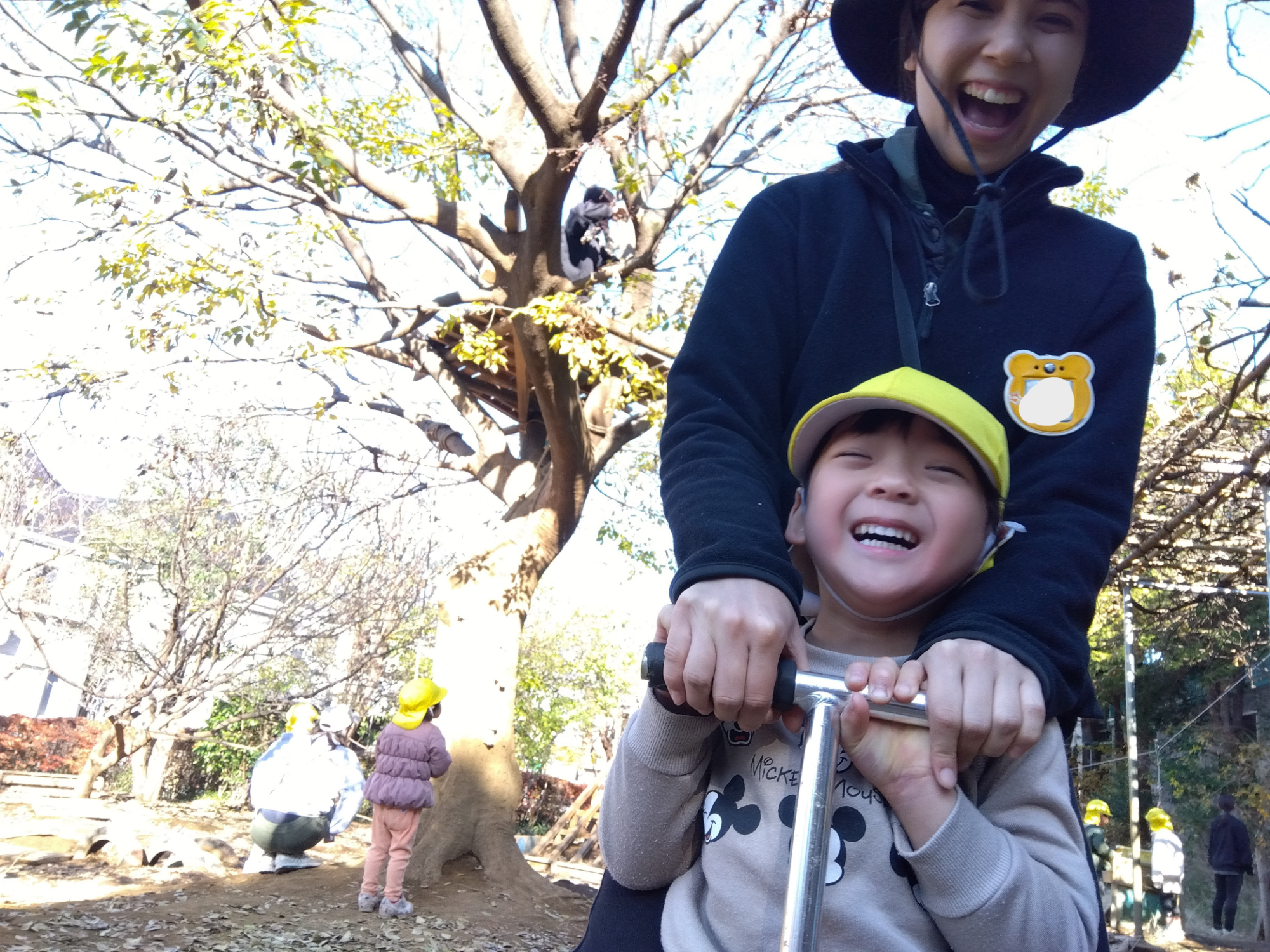 一緒に遊ぶスタッフと子ども