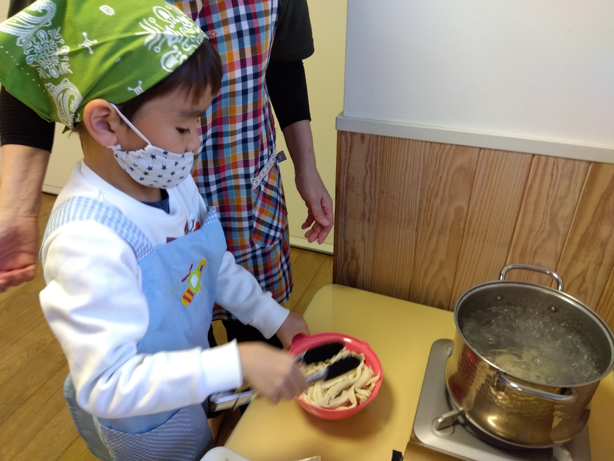 うどんを茹でる子ども