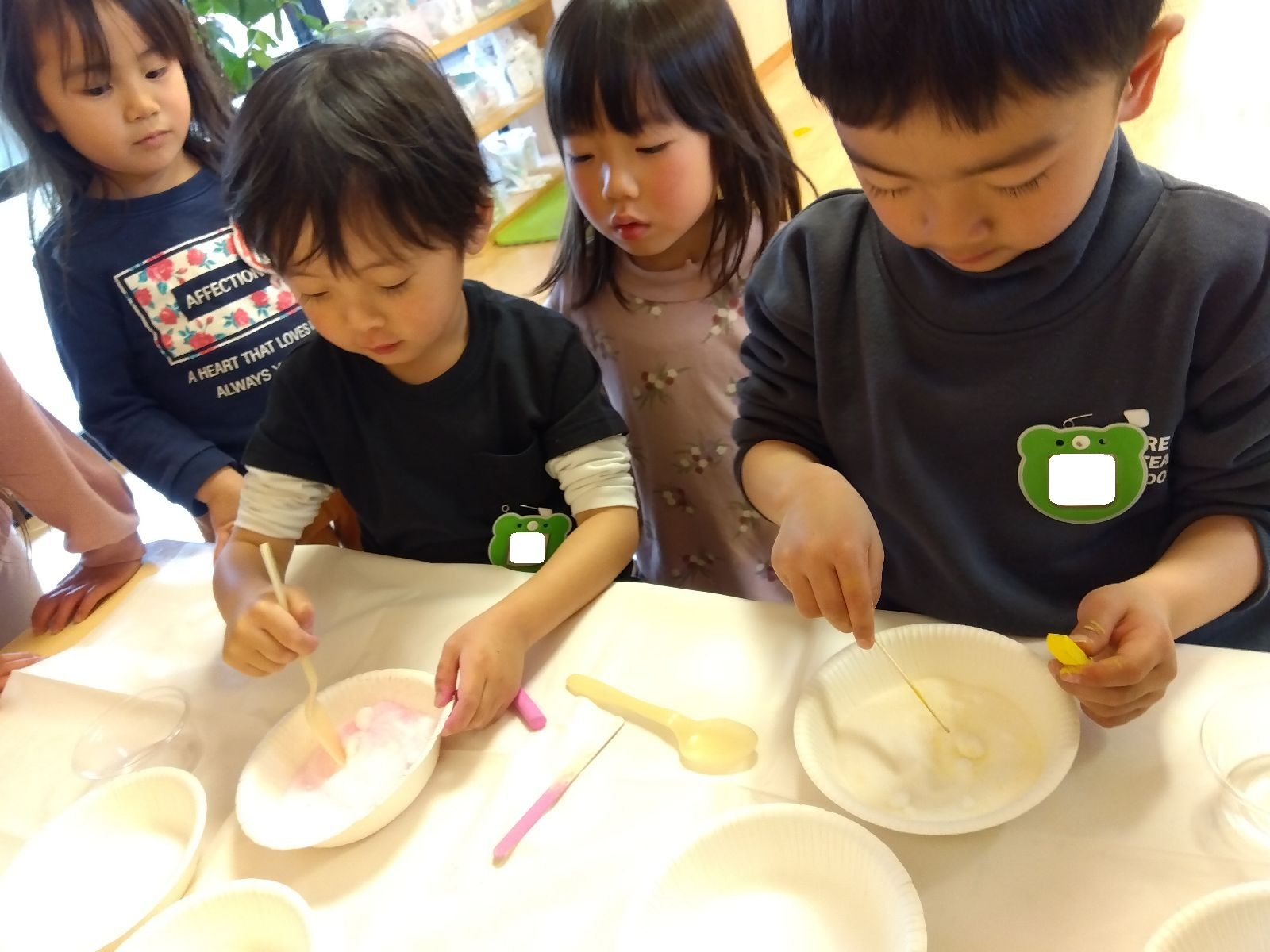 塩とチョークを混ぜる子ども