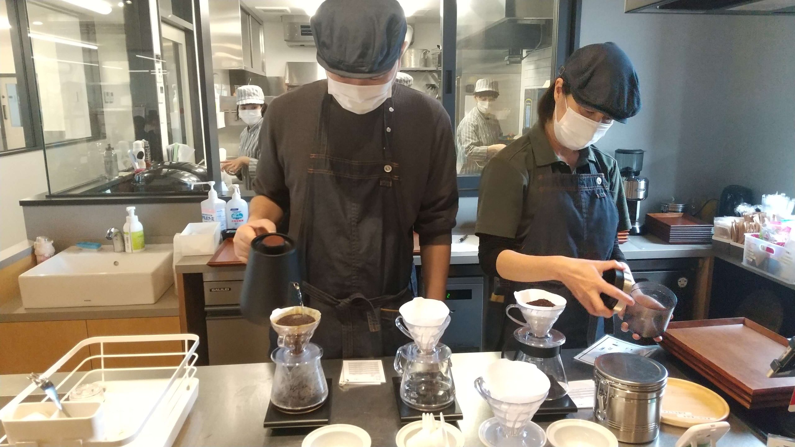 スタッフと利用者が共にコーヒーを淹れる