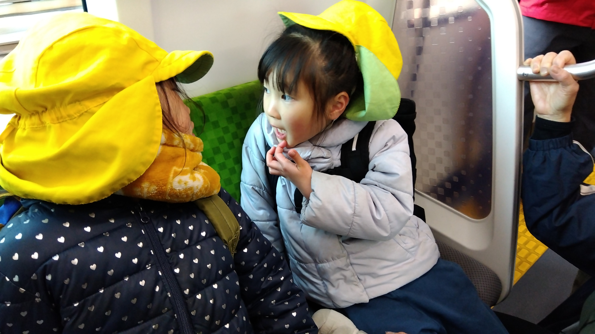 電車に乗って移動する子どもたち