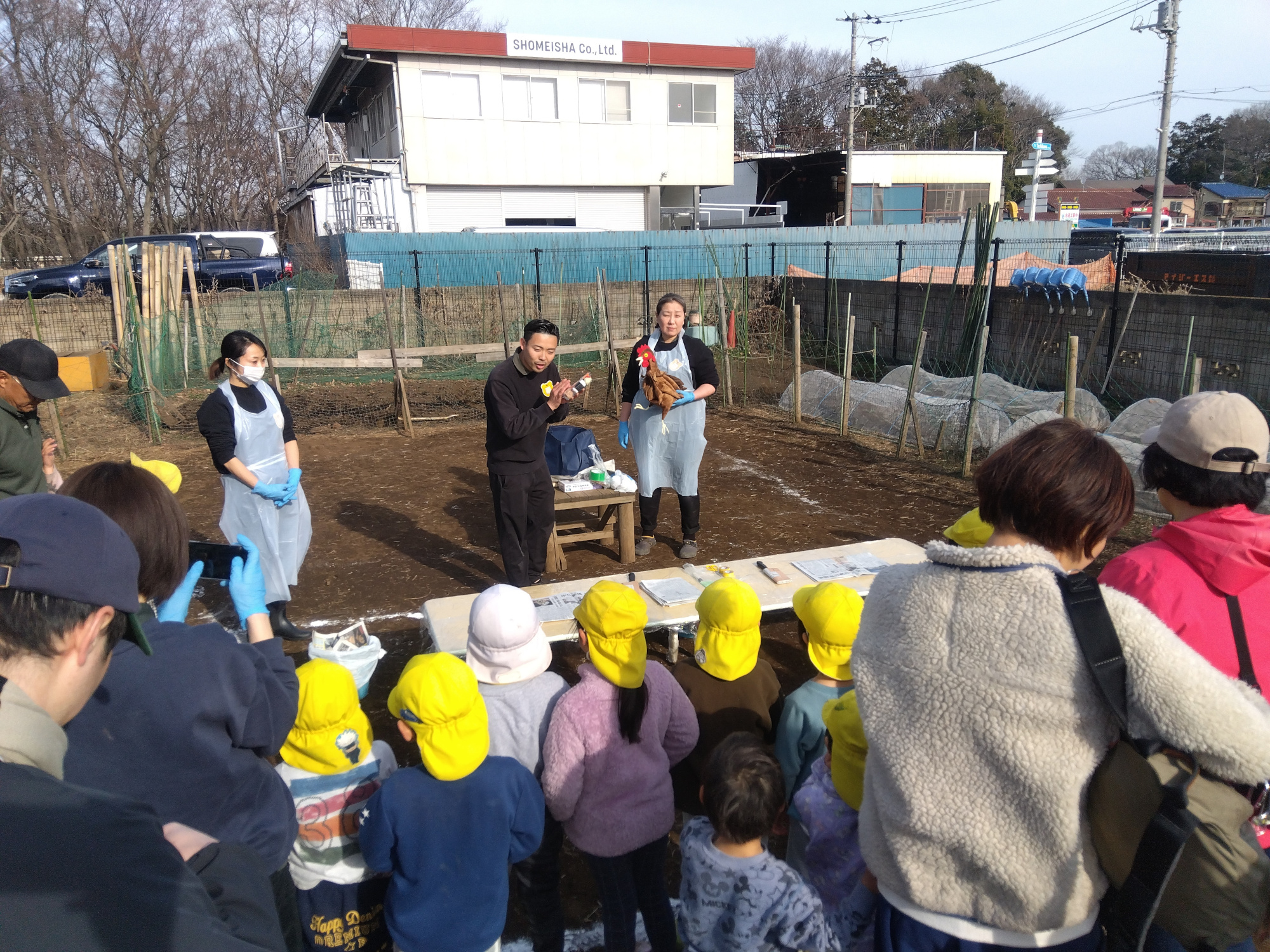 園庭で鶏をさばく工程を説明する様子