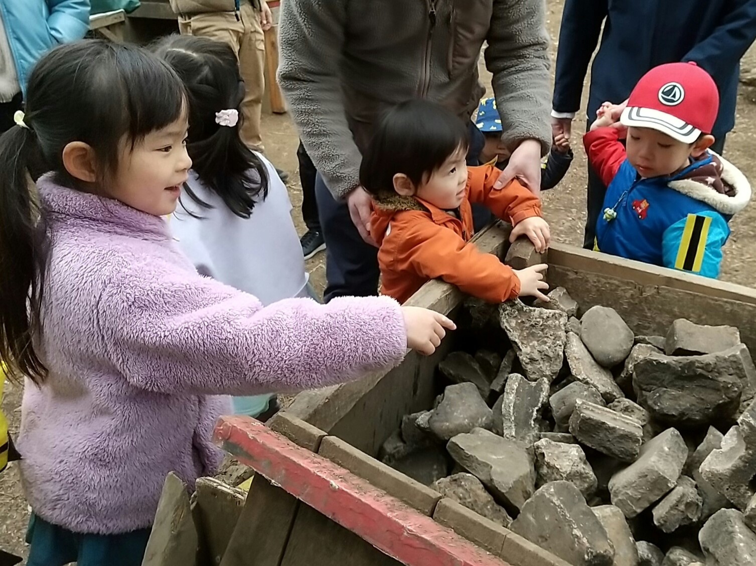 石を運びかまどを作る子どもたち