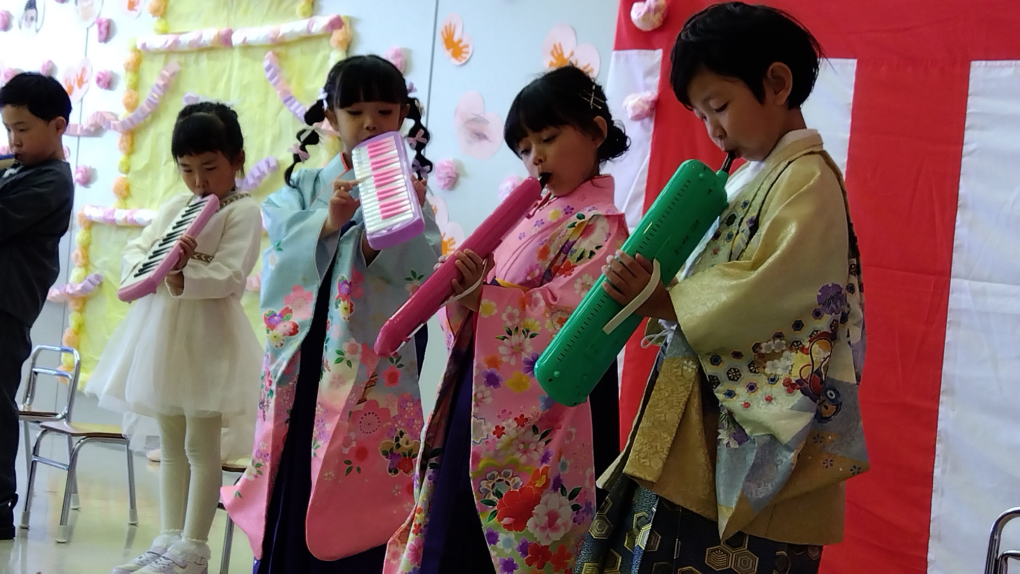 鍵盤ハーモニカを吹く子どもたち