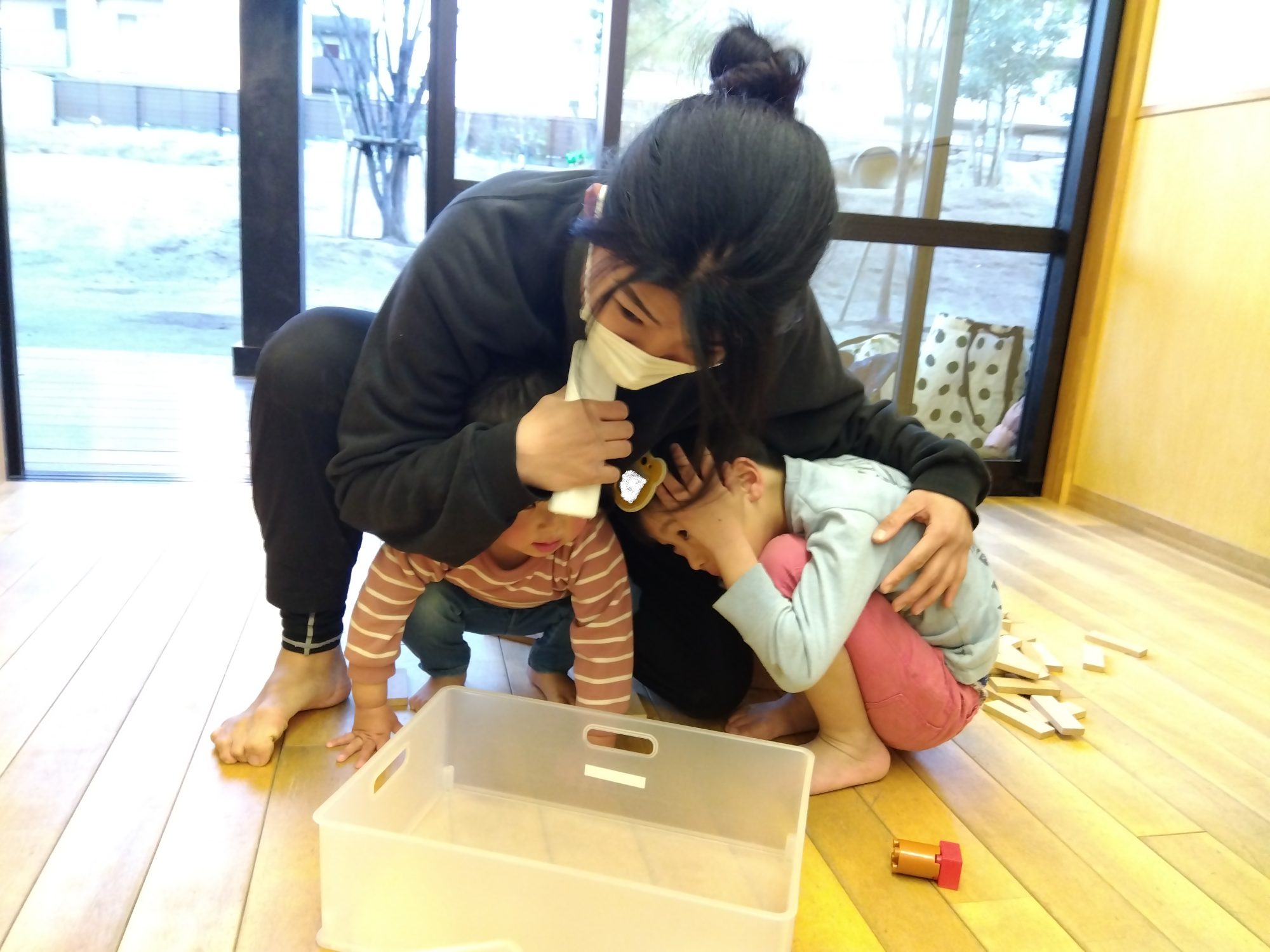 子どもたちの頭を守るスタッフ