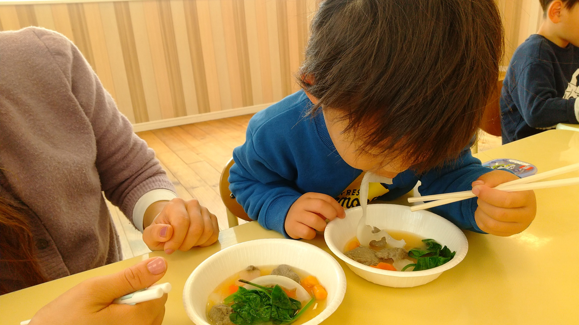 完成したつみれ汁を食べる子ども