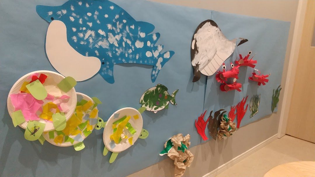製作した海の生き物で装飾された壁