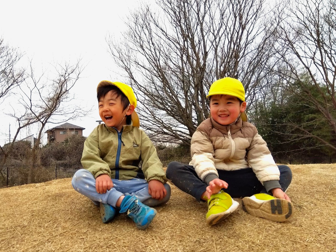 発達支援つむぎ 香取台ルームの園庭にある築山で笑顔の子どもたち
