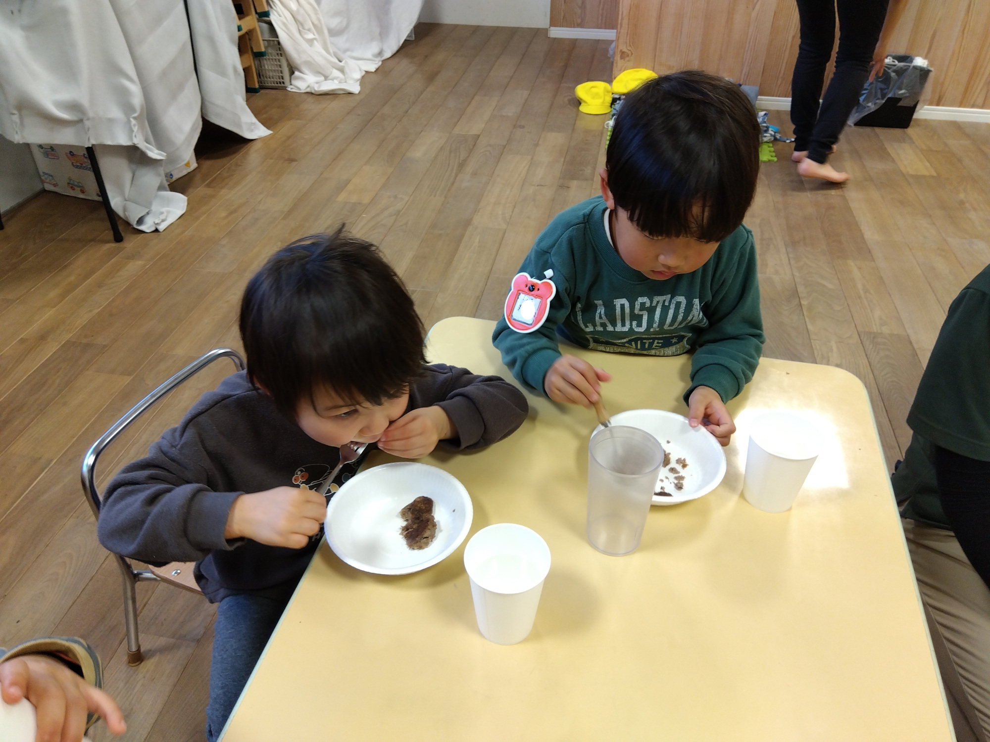自分たちで作ったちくわを食べる子どもたち