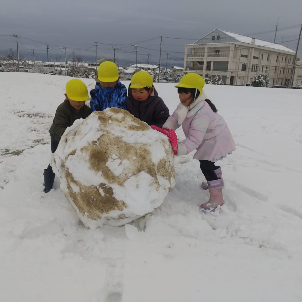 雪だるまを作る子どもたち