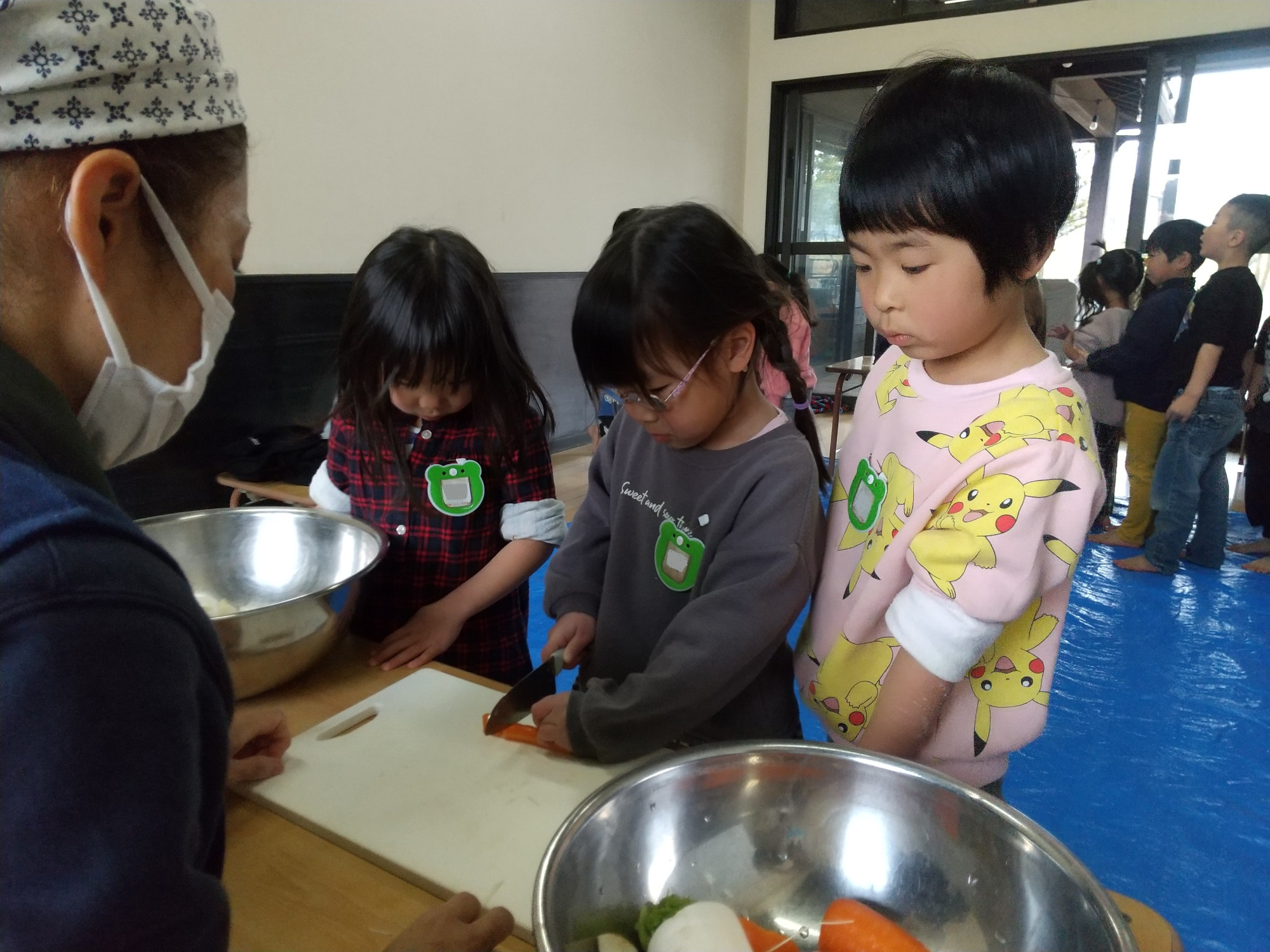 具材となる野菜を包丁で切る子どもたち