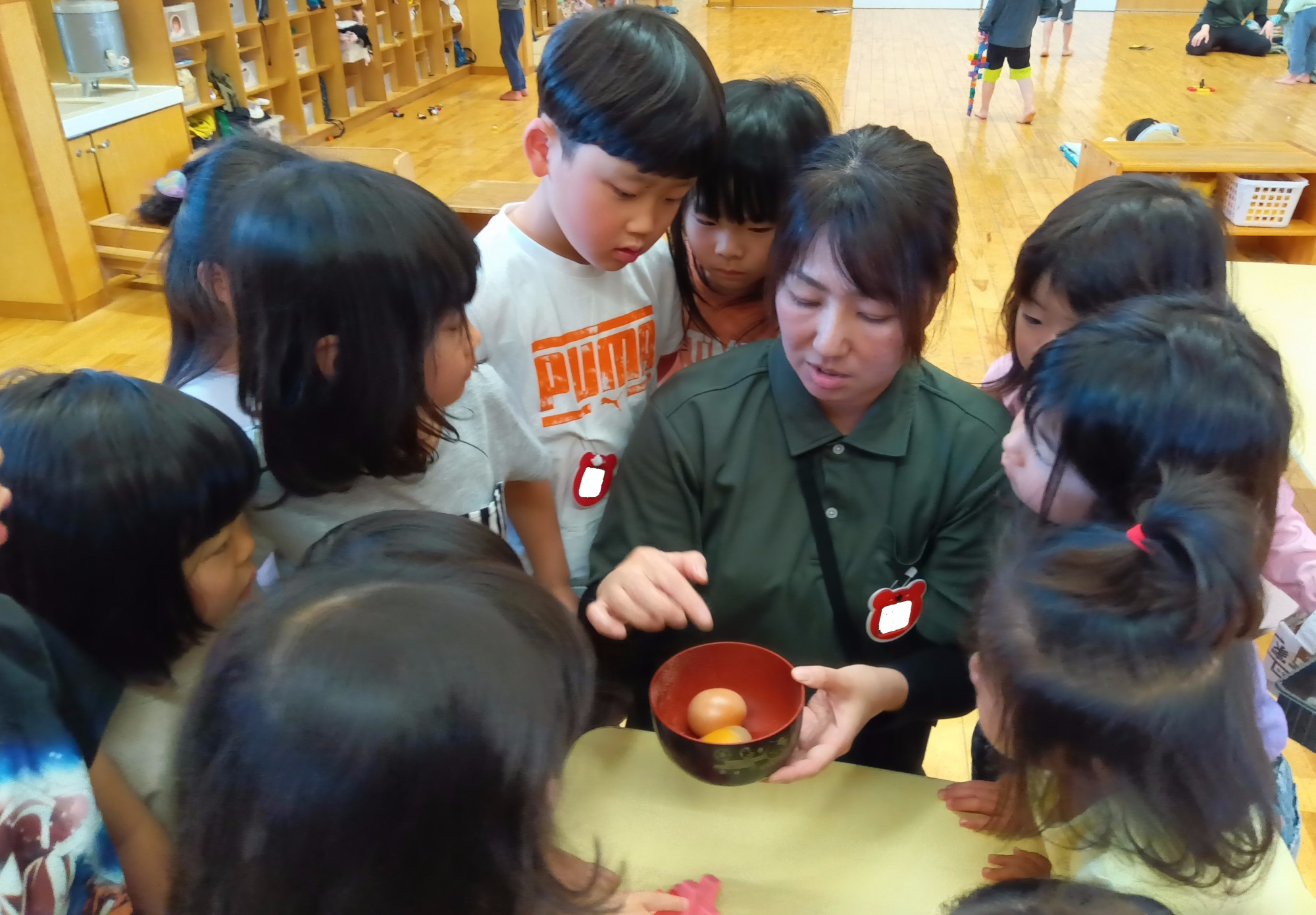 卵を眺める子どもたちの様子