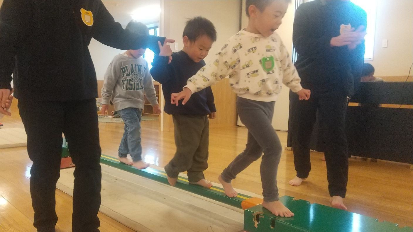 一本橋を渡る子どもたち