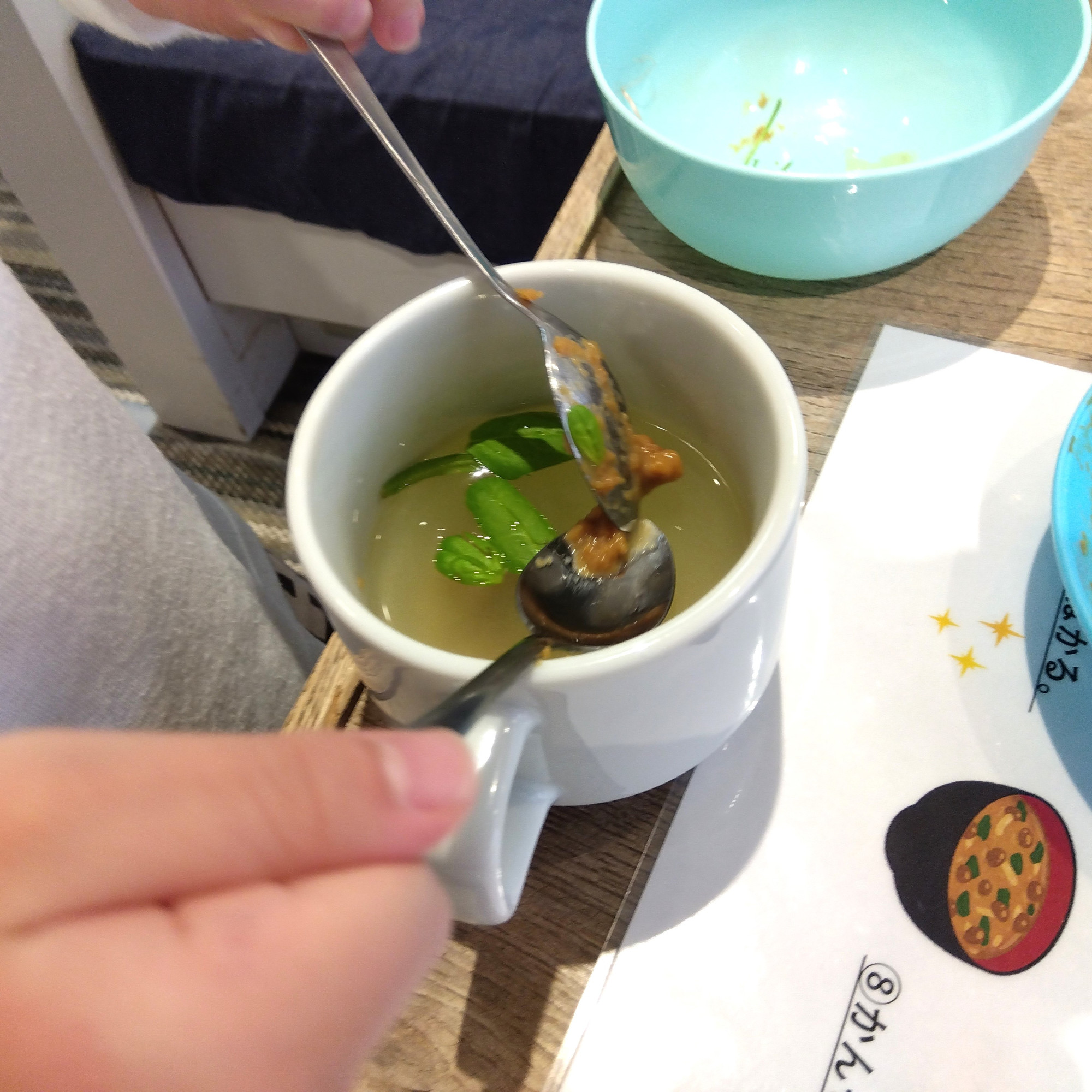 味噌汁を作る子ども