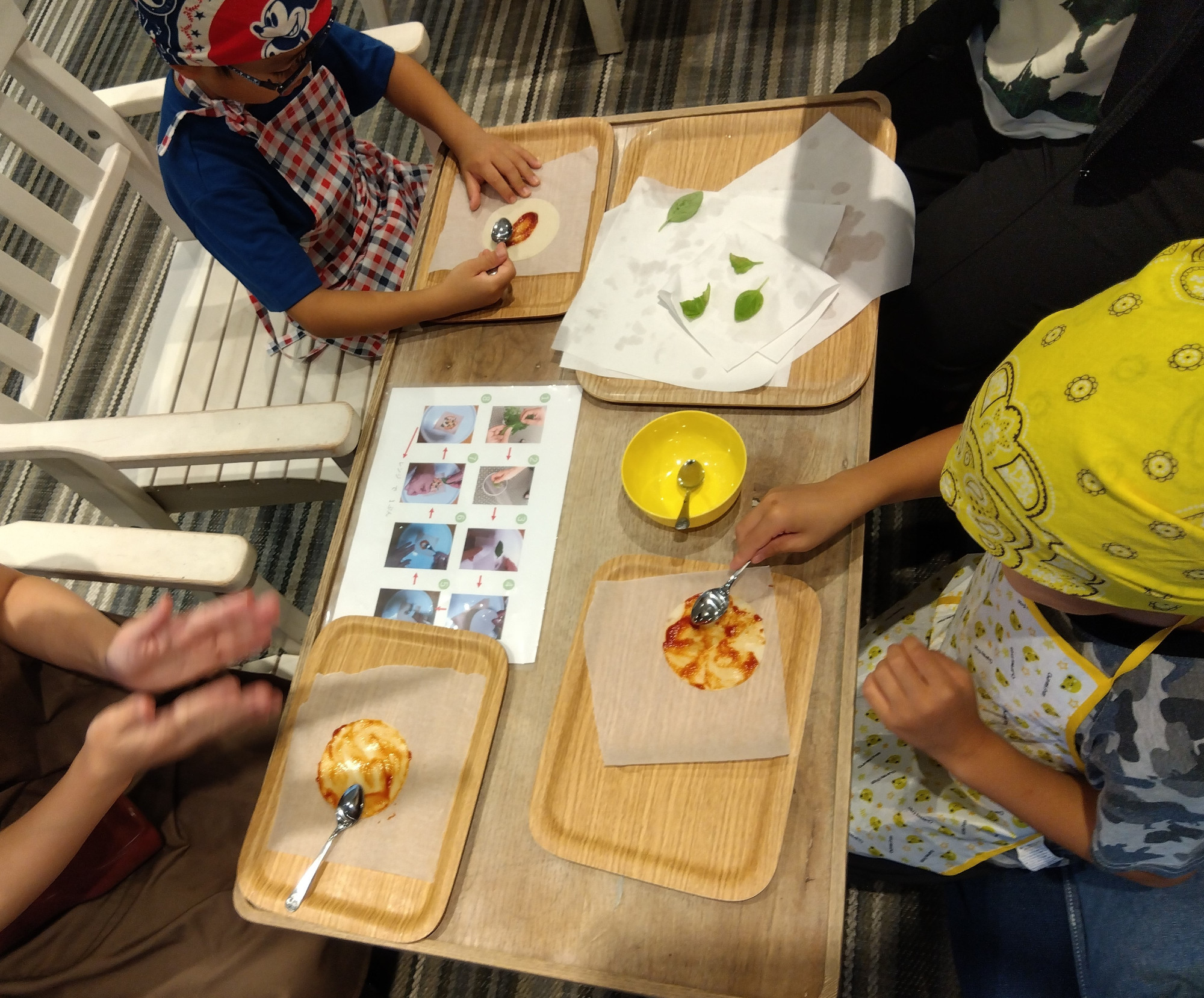 餃子の皮でピザを作る子ども
