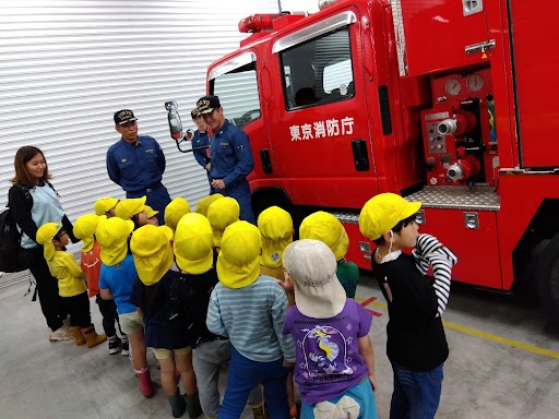 本物の消防車を間近で見る子どもたち