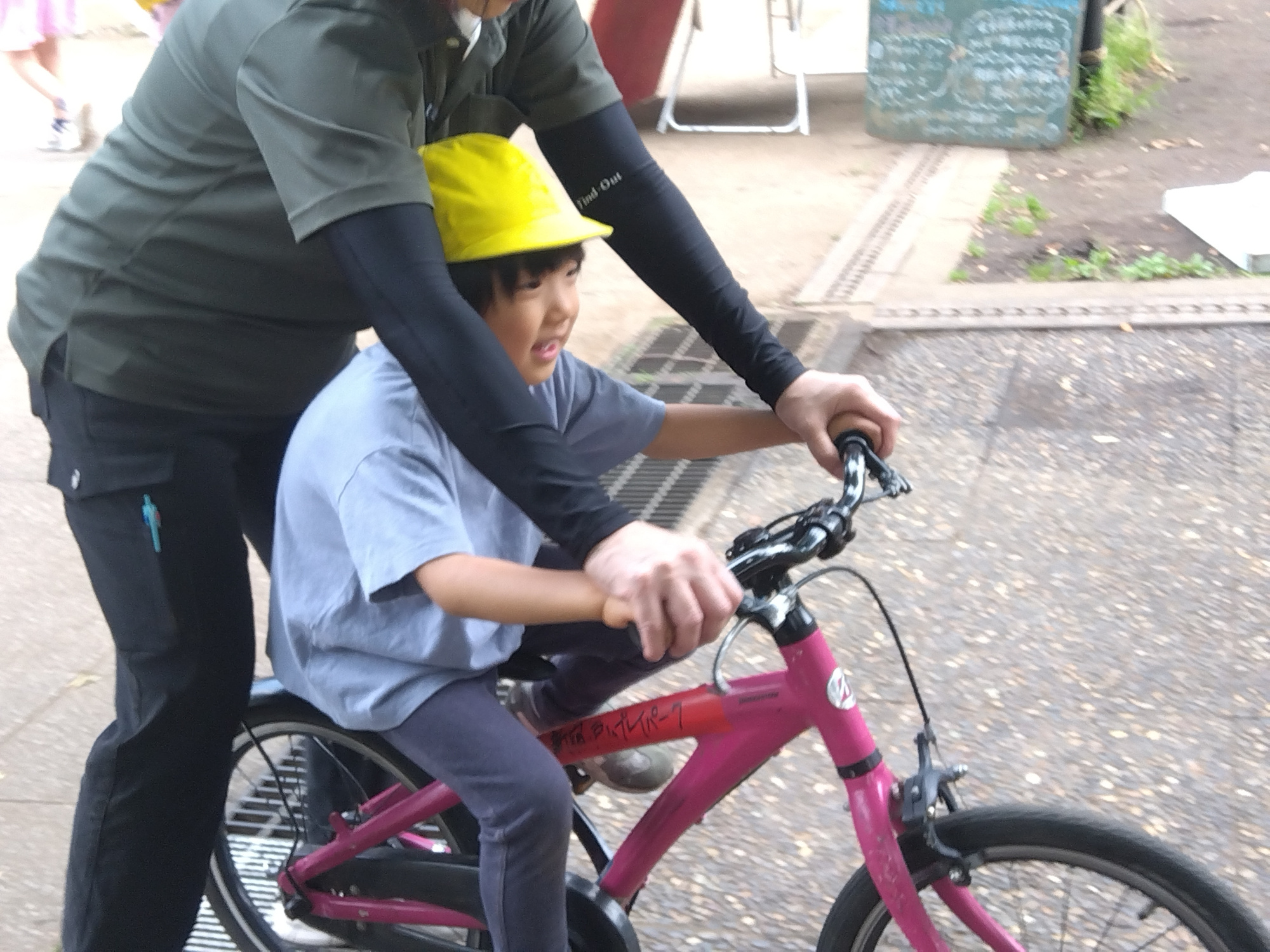 自転車をこぐこどもの様子