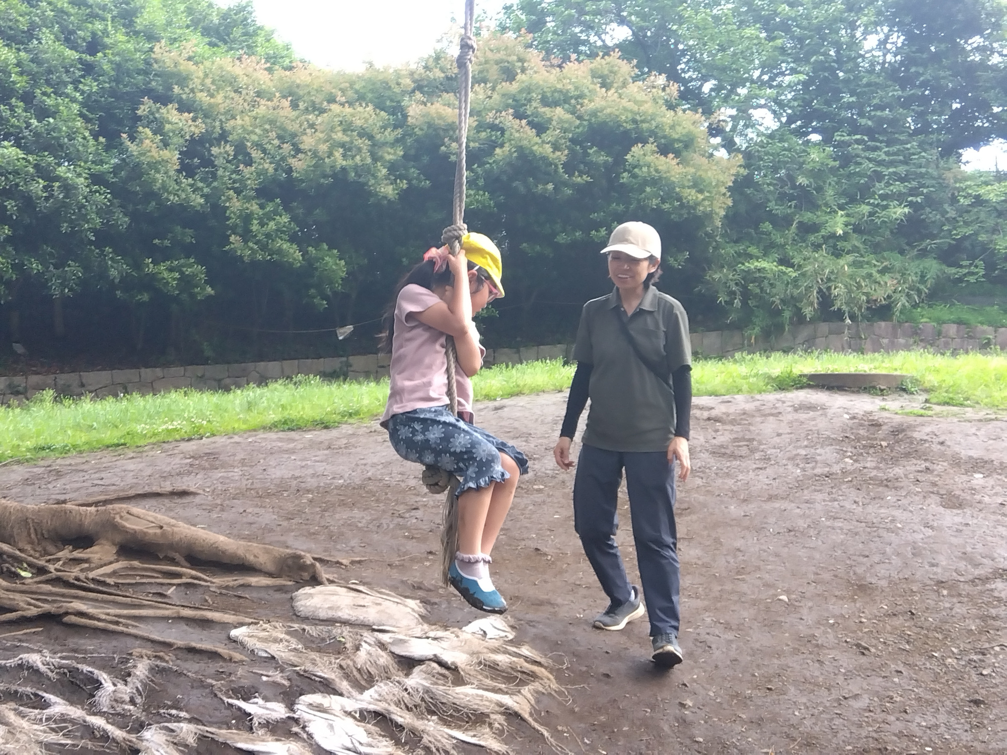 ターザンを楽しむこどもの様子