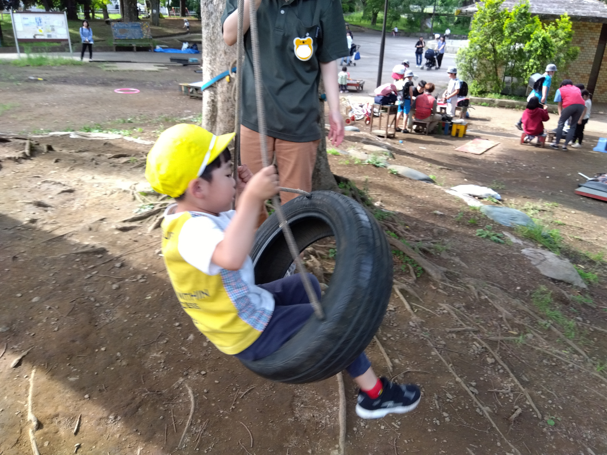タイヤロープを楽しむこどもの様子