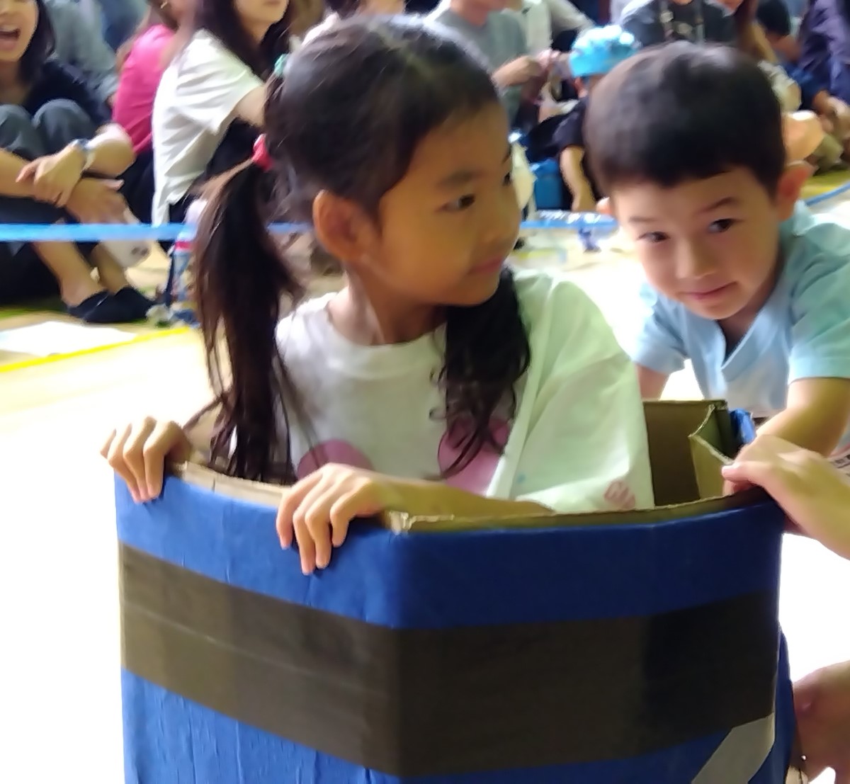 段ボールの中に入る子ども