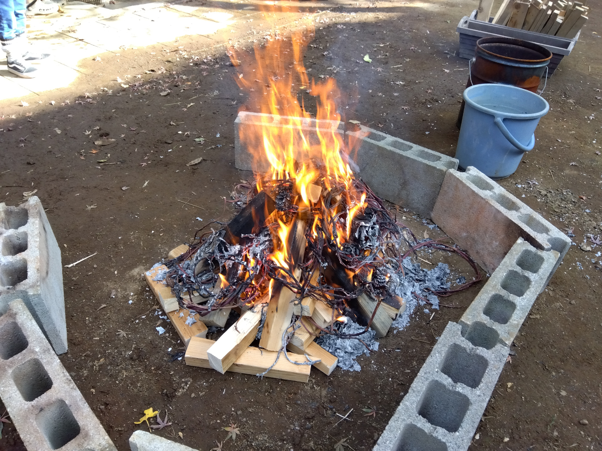 燃え上がる焚き火