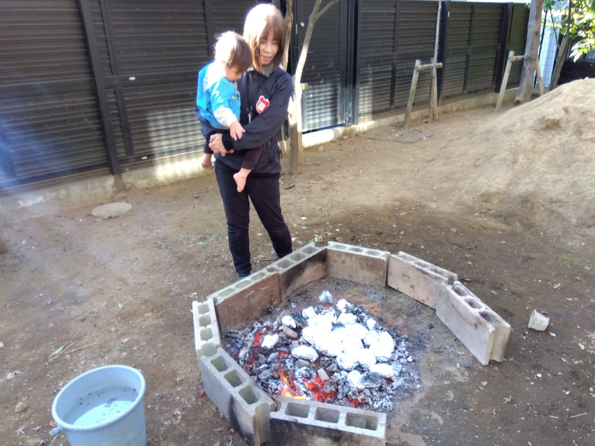 焼き芋を焼いているようす