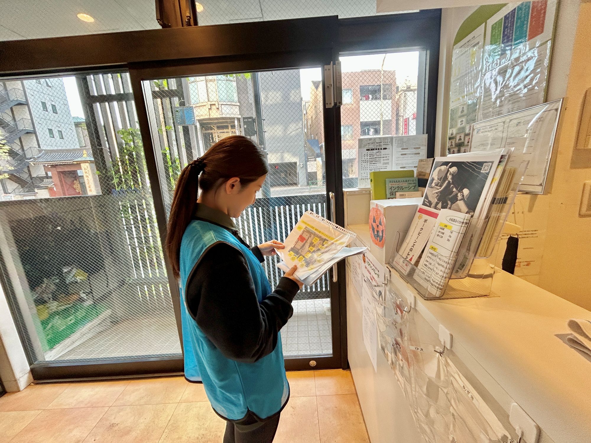 散歩の出発前にハザードマップを確認するスタッフ