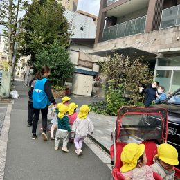 近所の福祉施設の方々と子どもたちが挨拶する様子