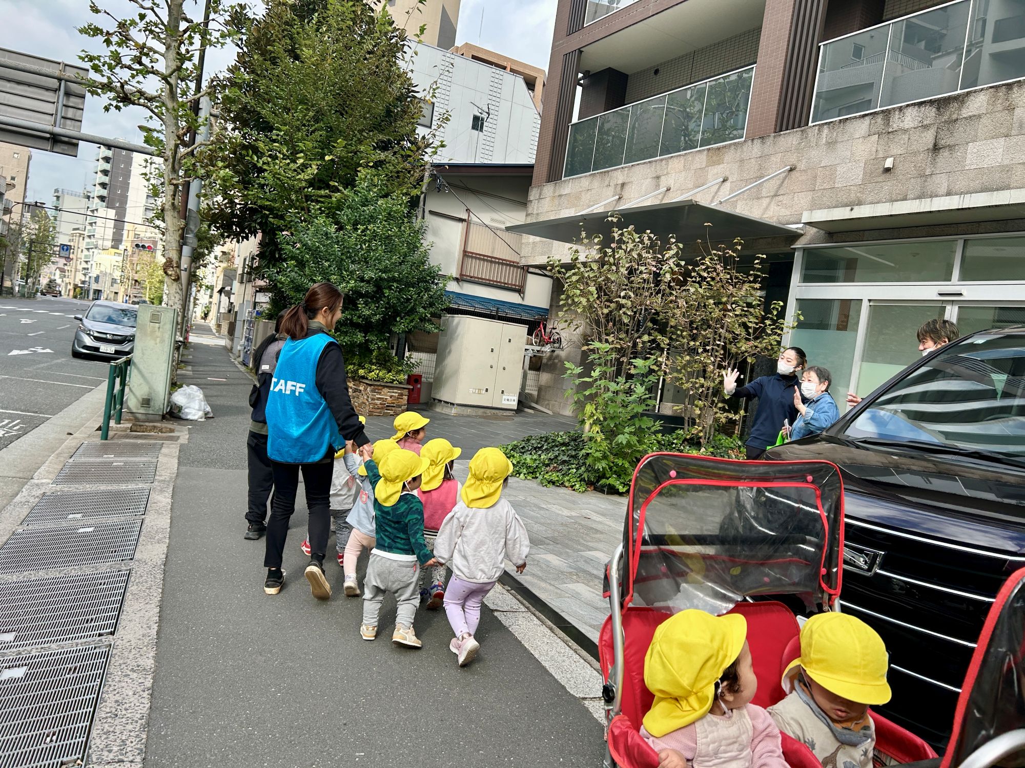 近所の福祉施設の方々と子どもたちが挨拶する様子