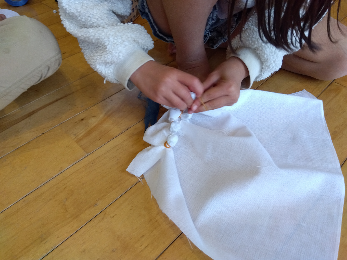 布を輪ゴムで縛る