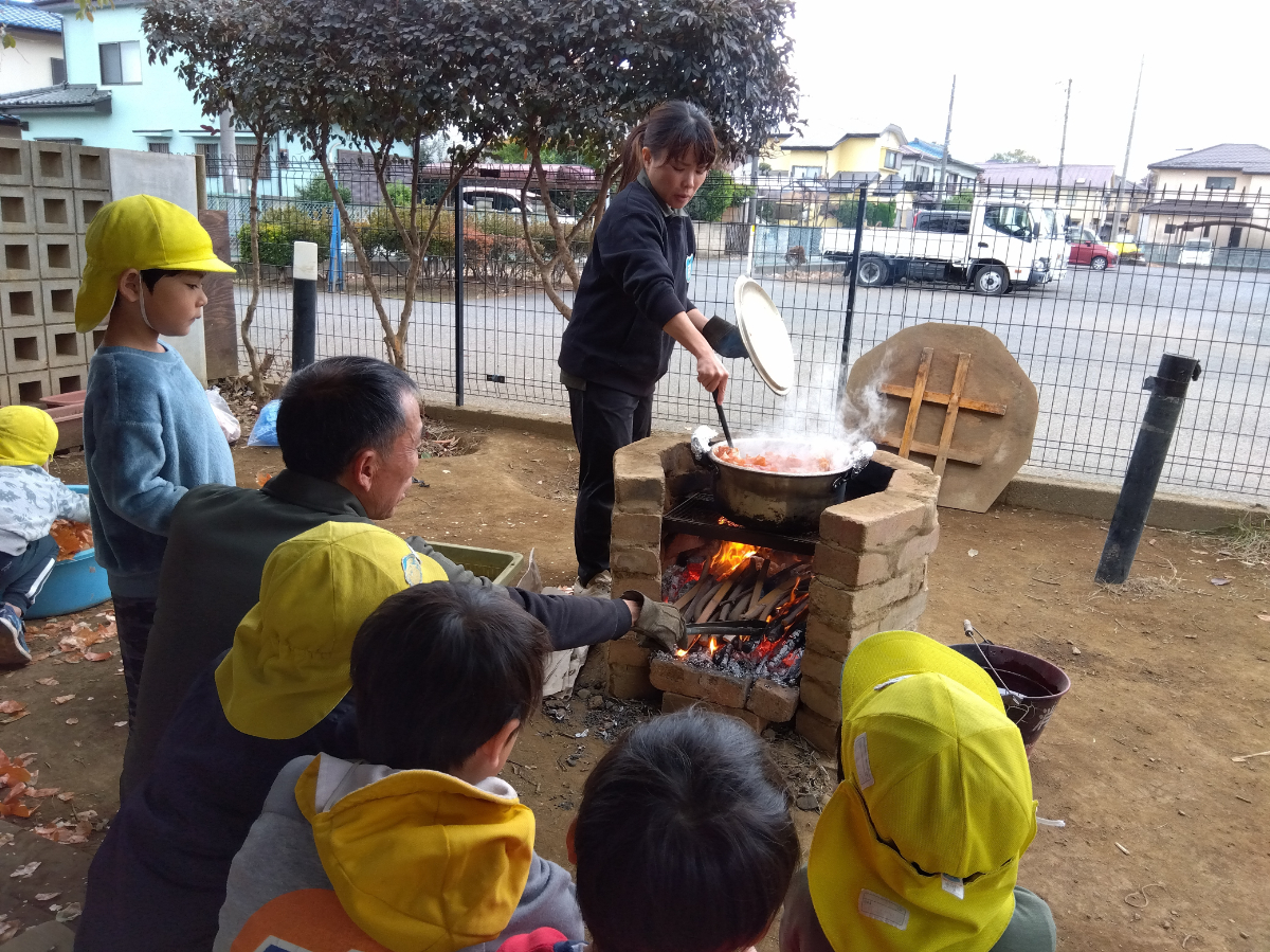 竈で染液を煮だす