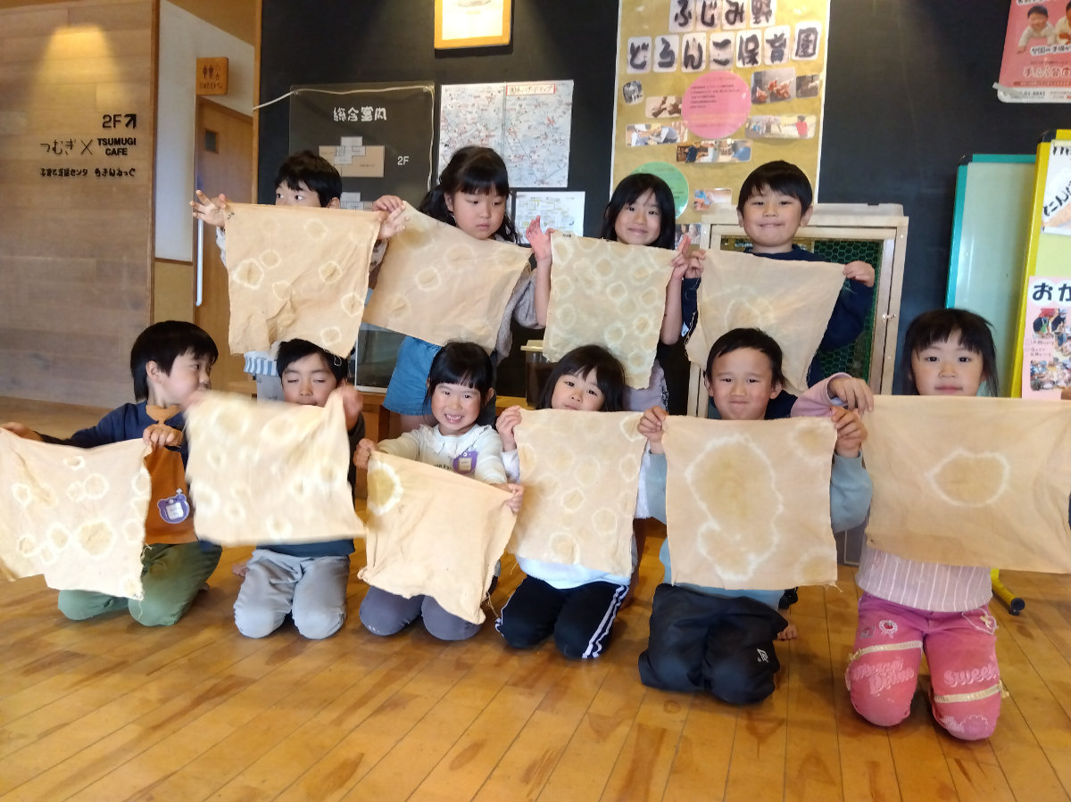 完成した染め物と子どもたち